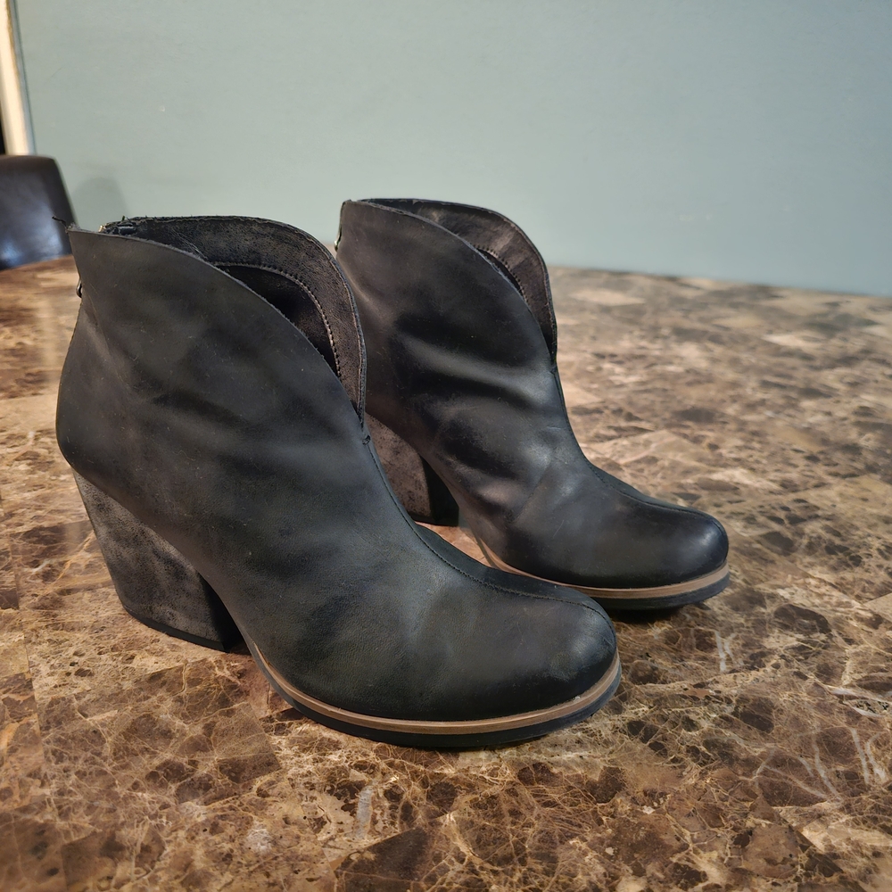 Korks Shamira Womens‎ Size 9 Black Boots Leather Ankle Booties Stylish Zip Up - Picture 2 of 11